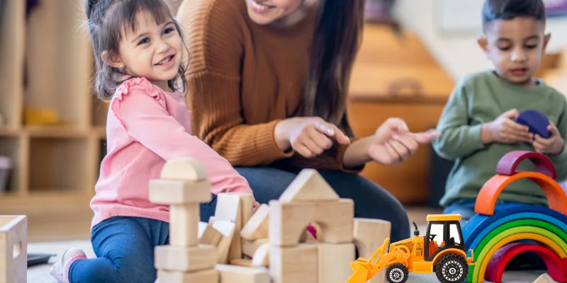 Giáo viên là người dạy tiếng Anh cho trẻ chưa biết chữ hiệu quả nhất